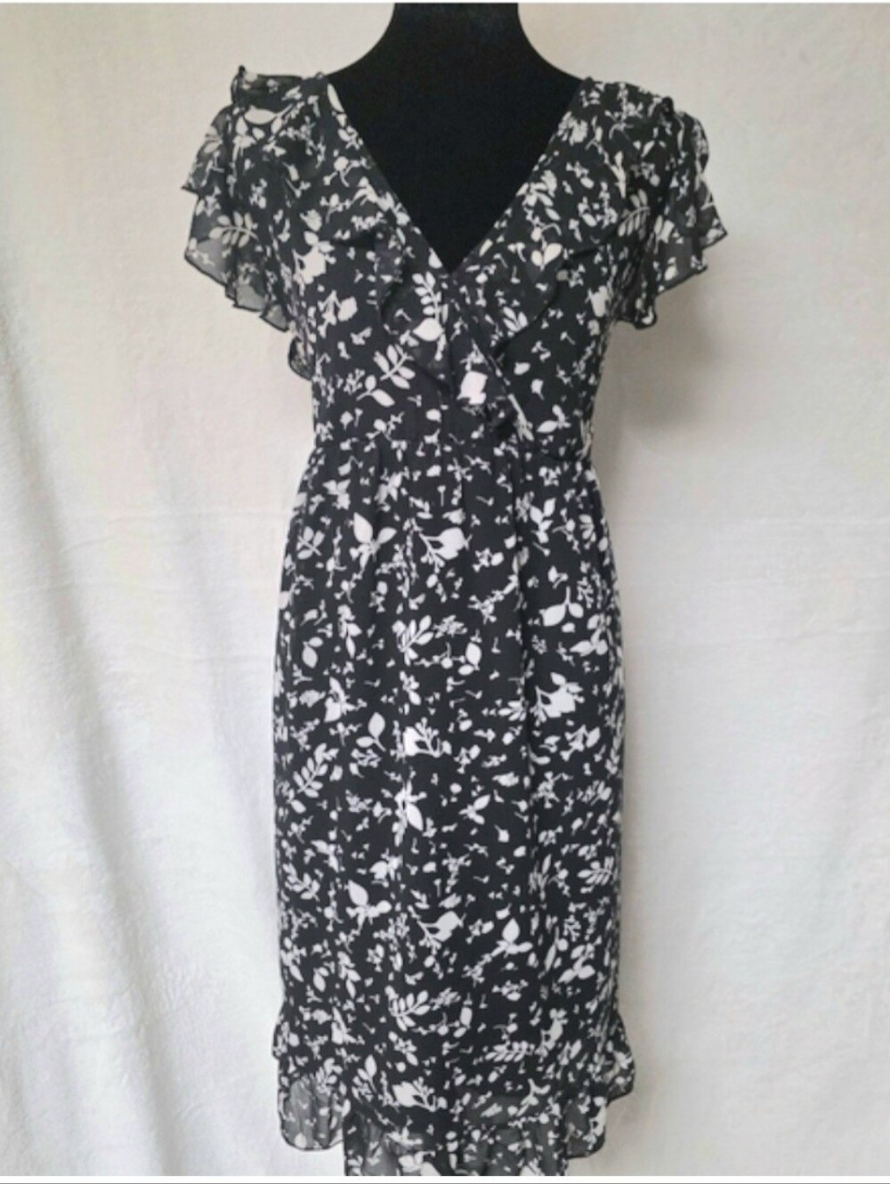 Ruffle Sleeve V-neck Black and White Floral Midi Dress Vintage CONVERSE Size XL.